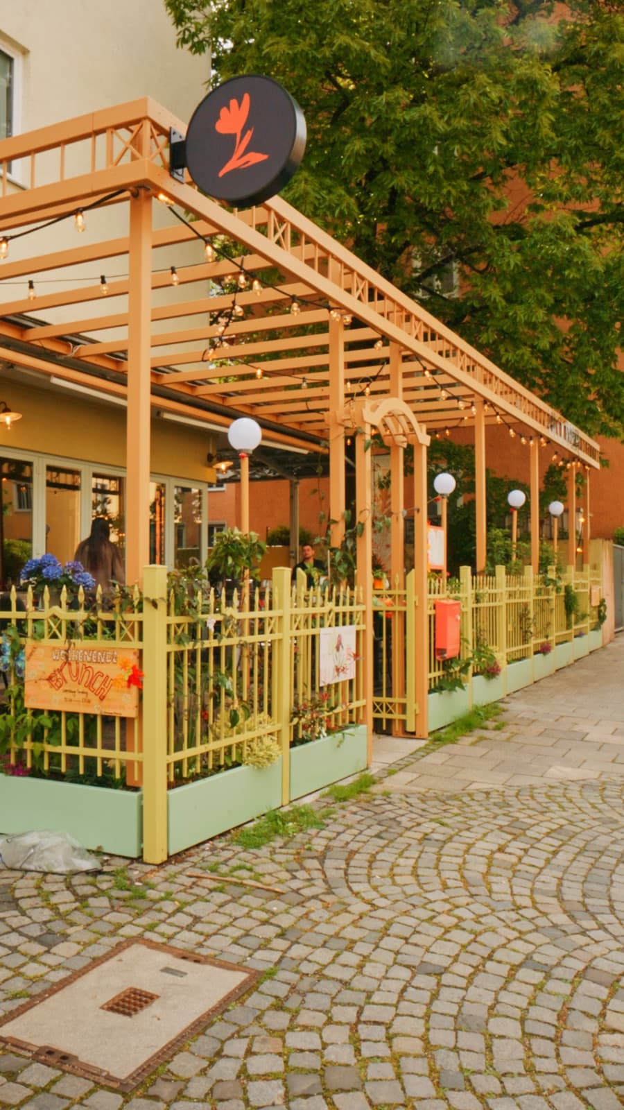 Sonnige Terrasse mit Holz-Pergola