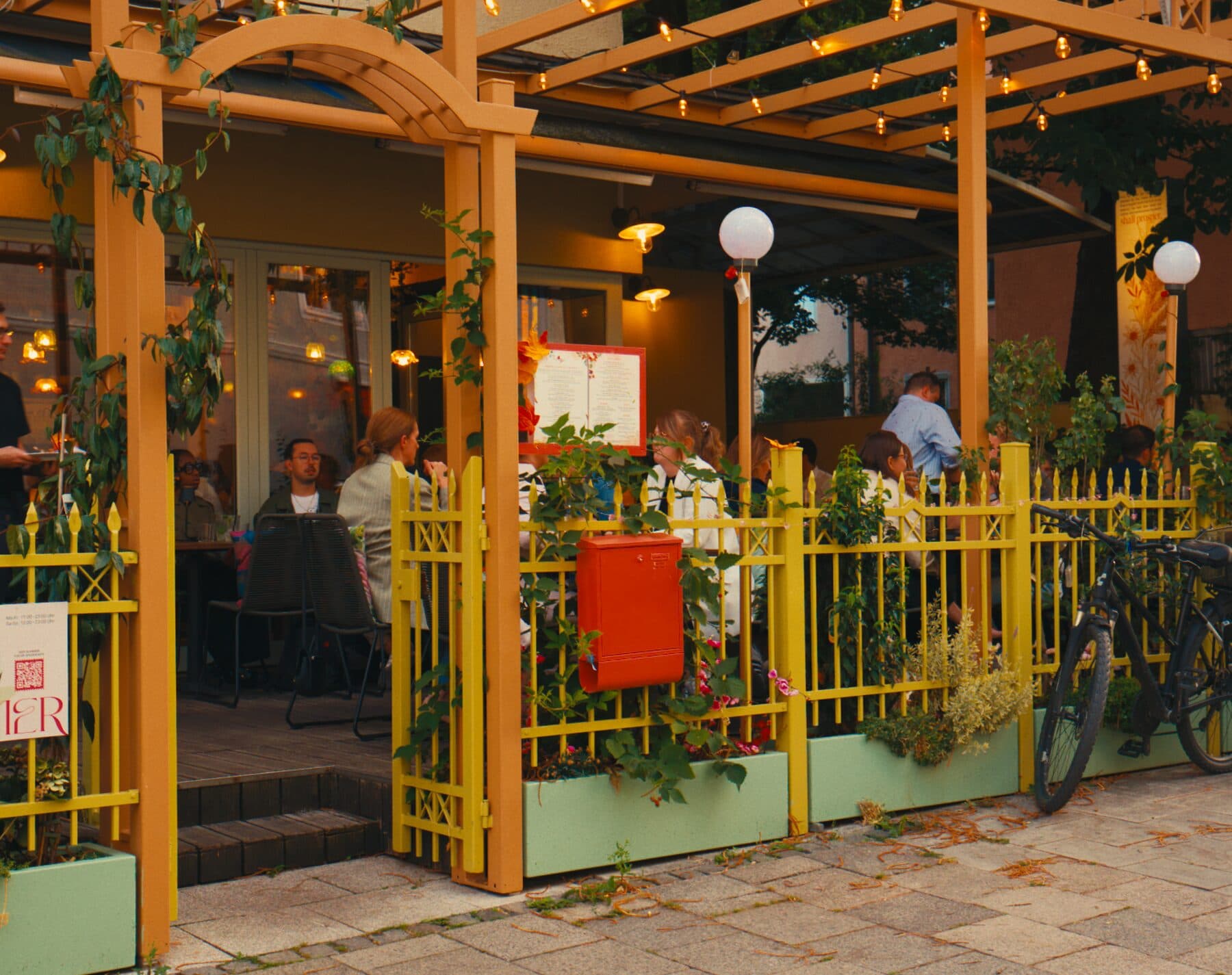 Terrasse hinter dem gelben Zaun bei Tageslicht
