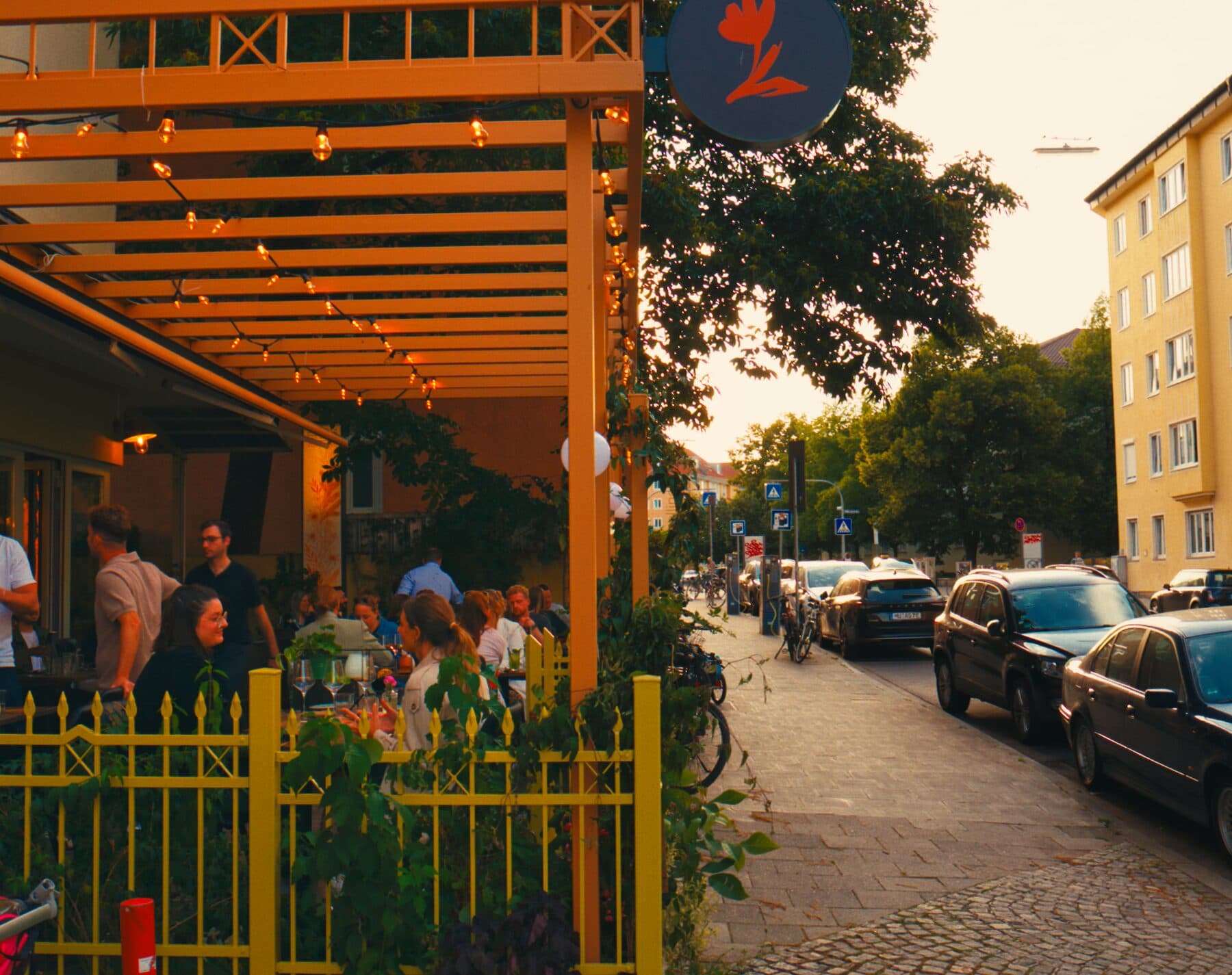 Blick von der Terrasse in die Schellingstraße am Abend
